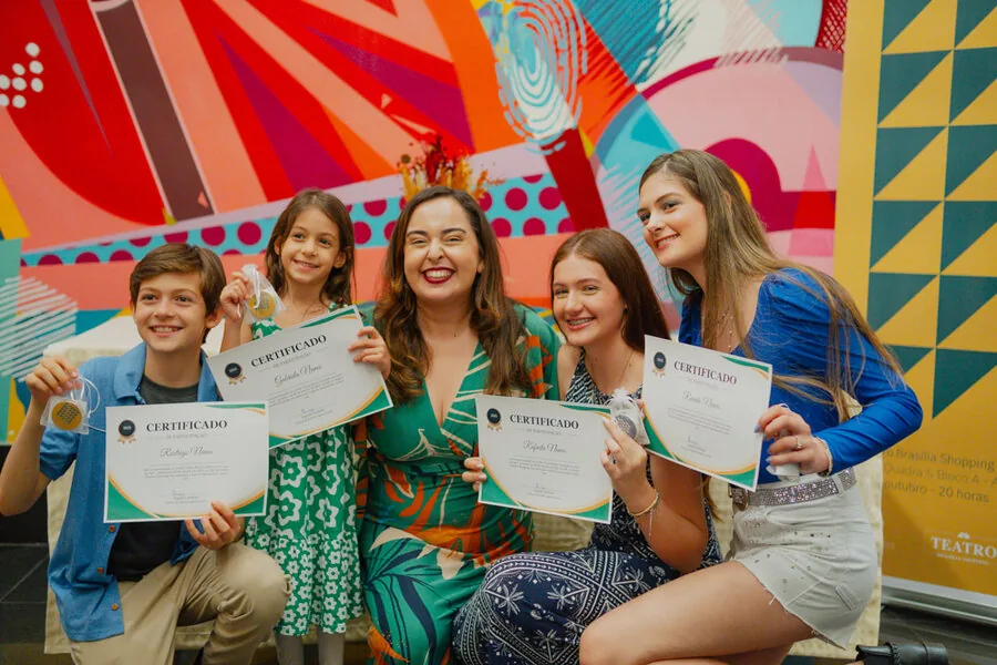 Alunos do estúdio com certificados no Canta Brasil