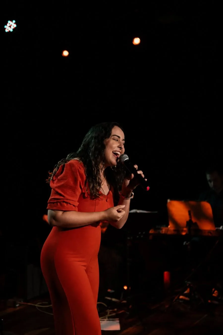 Ingrid Cardozo cantando
